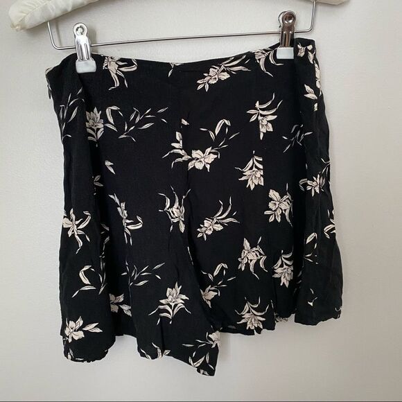 Forever 21 Shorts Flowy Floral Print Black Loose Medium Lightweight Casual - Picture 6 of 8